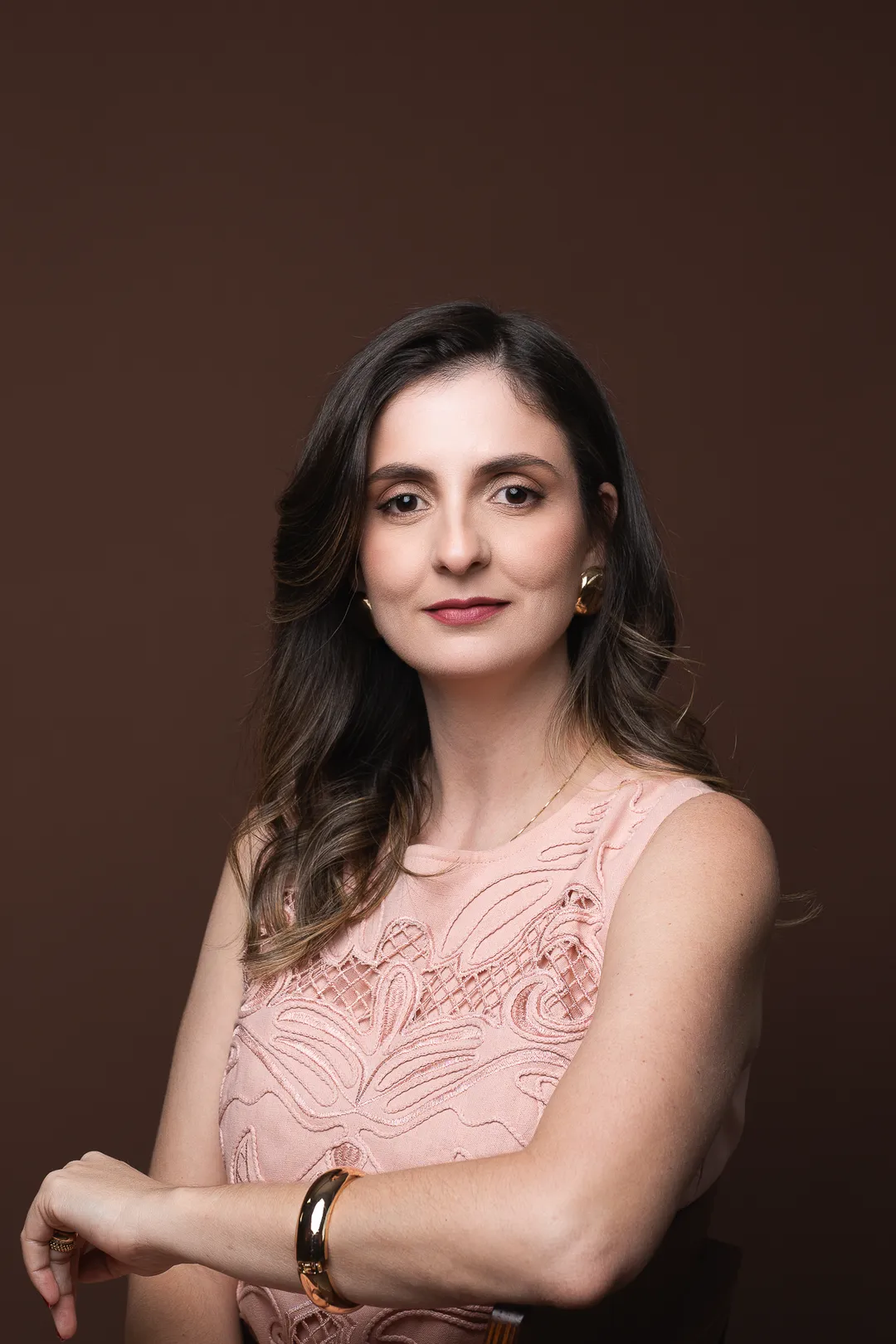 Dra. Danielle Nolêto, retrato de perfil, com vestido rosa